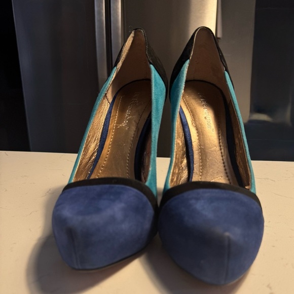 BCBGeneration size 9M Teal Blue, light bluebUltra suede Color block Pumps - Picture 4 of 12